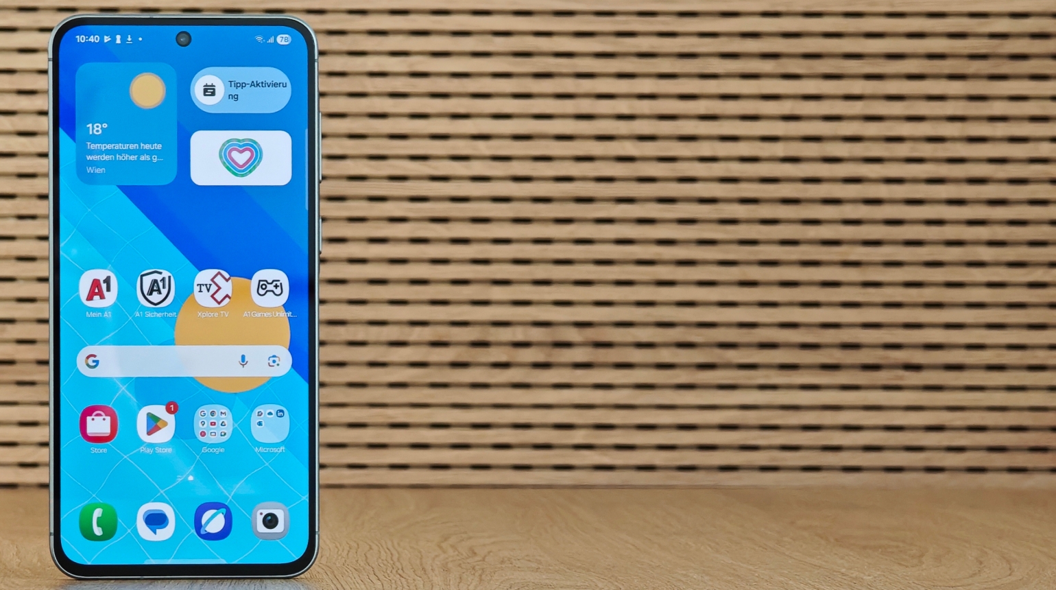 Samsung Galaxy A56 Smartphone stehend vor braunem Hintergrund