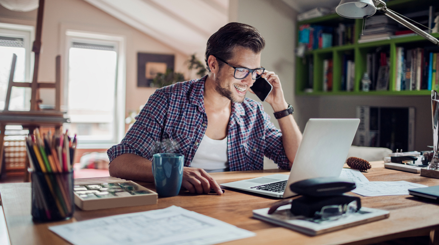 Mann telefoniert im Home Office